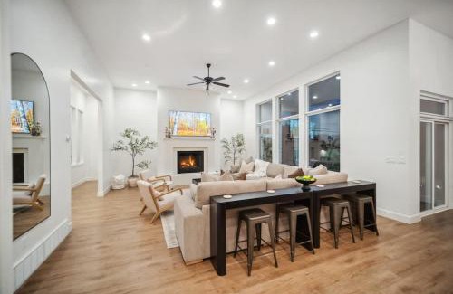 Lindon Casa | Luxe Family Retreat with Private Pickleball a Large Swim Spa indoor Movie Theatre 2 Outdoor Firepits a Home Gym and more