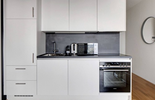 Favoriten Apartamento | Luxe Favoriten 1BR w/ Gym & Elevator, walk to Hauptbahnhof, by Blueground