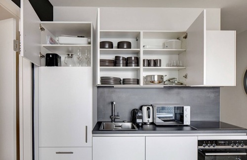 Favoriten Apartamento | Luxe Favoriten 1BR w/ Gym & Elevator, walk to Hauptbahnhof, by Blueground