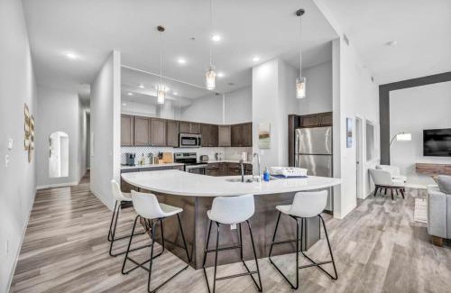 Gateway District Apartamento | Luxe Flat with Heated Pool Sauna Rooftop Deck Gym