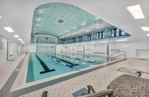 Gateway District Apartamento | Luxe Flat with Heated Pool Sauna Rooftop Deck Gym