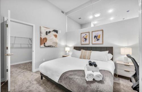 Gateway District Apartamento | Luxe Flat with Heated Pool Sauna Rooftop Deck Gym