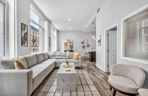 Gateway District Apartamento | Luxe Flat with Heated Pool Sauna Rooftop Deck Gym