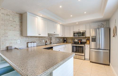 Fort Pierce Apartamento | Luxe Fort Pierce Beach Condo with Golf Views!