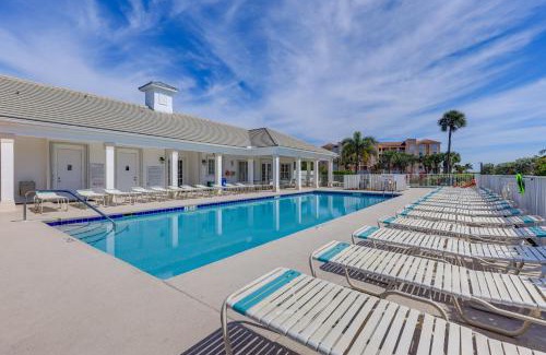 Fort Pierce Apartamento | Luxe Fort Pierce Beach Condo with Golf Views!