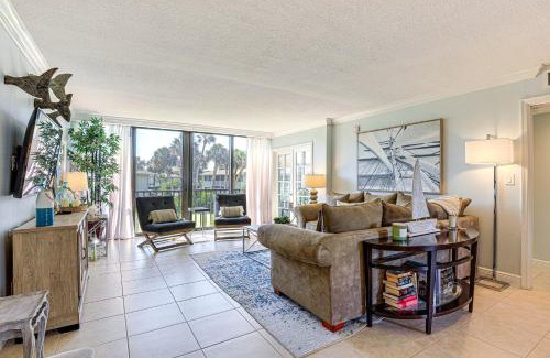 Fort Pierce Apartamento | Luxe Fort Pierce Beach Condo with Golf Views!