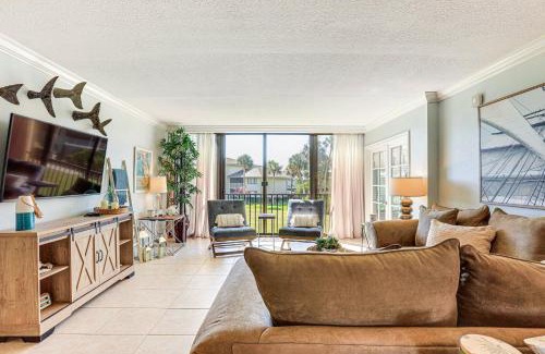 Fort Pierce Apartamento | Luxe Fort Pierce Beach Condo with Golf Views!