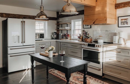 Town of Delaware Casa | Luxe Gabel Farmhouse | Fire Pit & Country Views