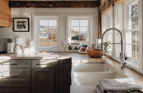 Town of Delaware Casa | Luxe Gabel Farmhouse | Fire Pit & Country Views