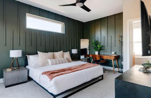 West Colfax Casa | Luxe Getaway - Yard & Roof Deck - 4 Story Townhome
