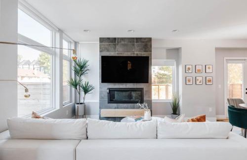West Colfax Casa | Luxe Getaway - Yard & Roof Deck - 4 Story Townhome