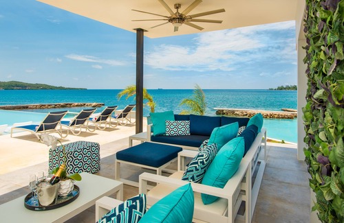 Discovery Bay Casa | Nueva villa de playa privada de lujo ultra moderna de 6 dormitorios.