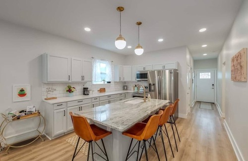 Northside District Casa | Luxe Home Downtown - Sleeps 6. Off-street parking