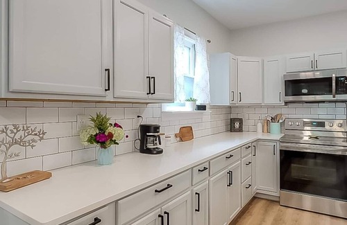 Northside District Casa | Luxe Home Downtown - Sleeps 6. Off-street parking