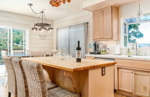 Atascadero Casa | Luxe home w/ amazing views, jetted tub, steam shower, central AC & garage