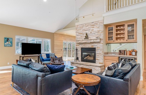 Atascadero Casa | Luxe home w/ amazing views, jetted tub, steam shower, central AC & garage