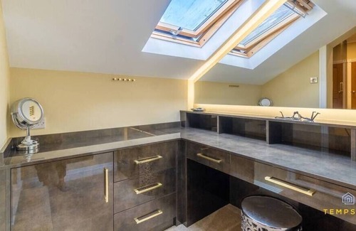 Beaconsfield Casa | Luxe Home with Hot Tub, Cinema & Gym