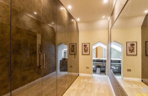 Beaconsfield Casa | Luxe Home with Hot Tub, Cinema & Gym