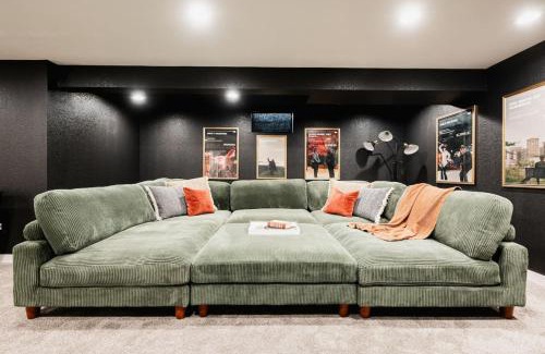 Allendale Area Casa | Luxe Home with Hot Tub Movie Room and Firepit Near Denver