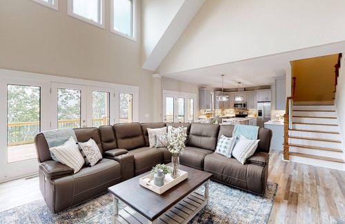 Waleska Casa | Luxe home with mountain views, hot tub, pool table, & washer/dryer