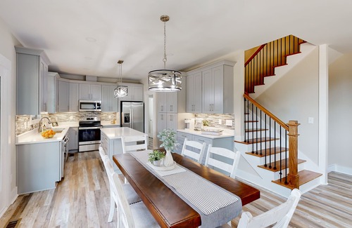 Waleska Casa | Luxe home with mountain views, hot tub, pool table, & washer/dryer