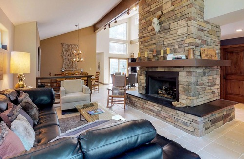 Sun Valley Casa | ¡NUEVO LISTADO! Amplia casa con piscina compartida, bañera de hidromasaje y un patio cercado - perros OK