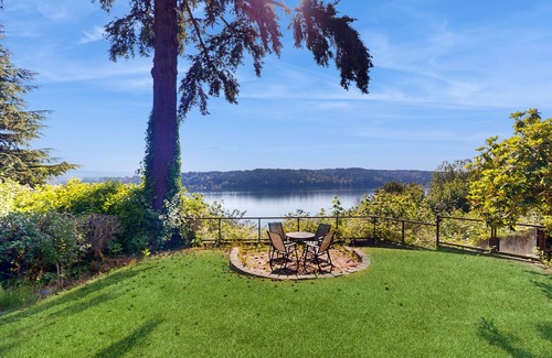 Lake Forest Park Casa | Luxe Home with patio & Cascade Mountain & lake views