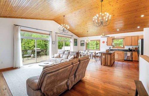 Luray Casa | Luxe Hot Tub Game Room 29 Min to Shenandoah National Park River 5 Acres