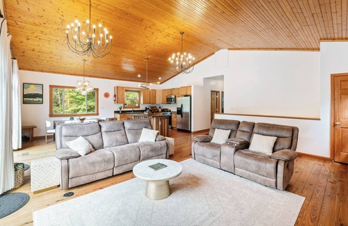 Luray Casa | Luxe Hot Tub Game Room 29 Min to Shenandoah National Park River 5 Acres
