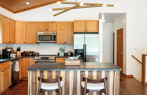 Luray Casa | Luxe Hot Tub Game Room 29 Min to Shenandoah National Park River 5 Acres