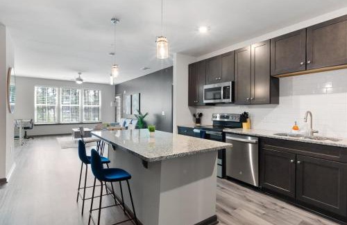 North Raleigh Apartamento | Luxe King 2 Bedroom Suite in North Raleigh