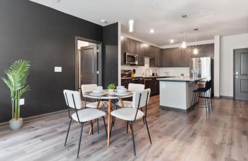 North Raleigh Apartamento | Luxe King 2 Bedroom Suite in North Raleigh