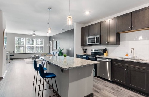 North Raleigh Apartamento | Luxe King 2 Bedroom Suite in North Raleigh!