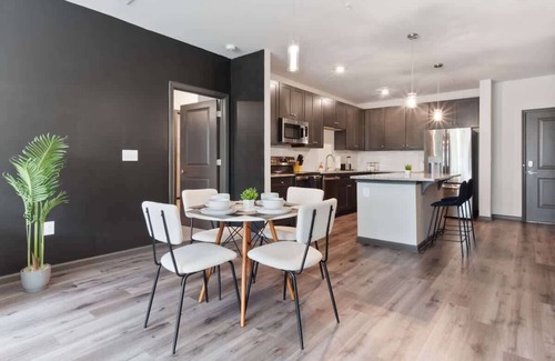 North Raleigh Apartamento | Luxe King 2 Bedroom Suite in North Raleigh!