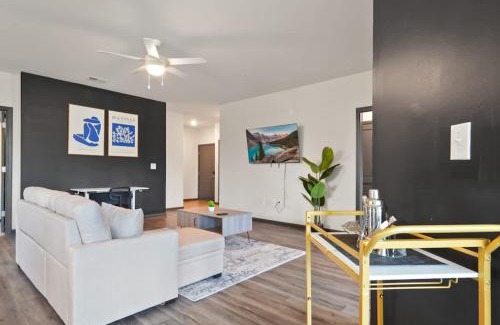 North Raleigh Apartamento | Luxe King 3 Bedroom Suite North Raleigh