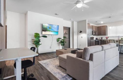 North Raleigh Apartamento | Luxe King 3 Bedroom Suite in North Raleigh