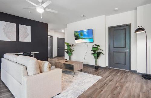 North Raleigh Apartamento | Luxe King 3 Bedroom Suite in North Raleigh