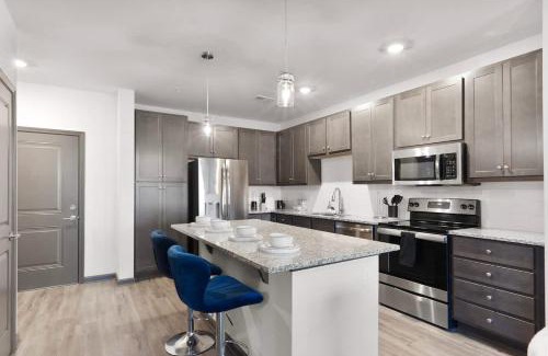 North Raleigh Apartamento | Luxe King 3 Bedroom Suite in North Raleigh