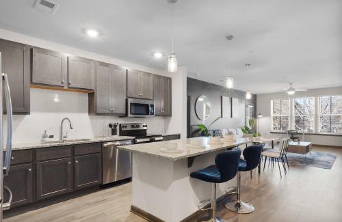 North Raleigh Apartamento | Luxe King 3 Bedroom Suite in North Raleigh