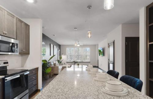North Raleigh Apartamento | Luxe King 3 Bedroom Suite in North Raleigh