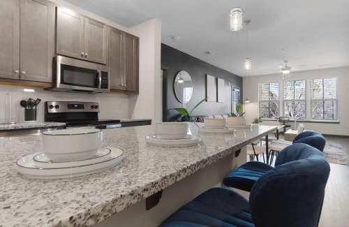 North Raleigh Apartamento | Luxe King 3 Bedroom Suite in North Raleigh