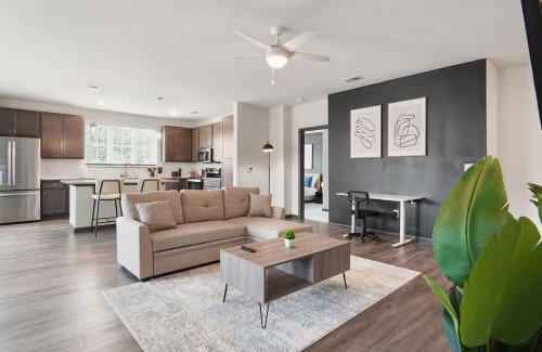 North Raleigh Apartamento | Luxe King 3 Bedroom Suite in North Raleigh NC