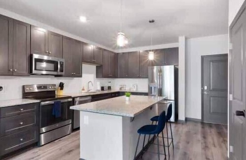 North Raleigh Apartamento | Luxe King 3 Bedroom Suite in North Raleigh!