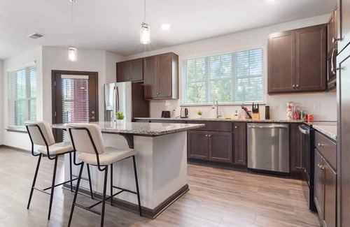 North Raleigh Apartamento | Luxe King 3 Bedroom Suite North Raleigh!