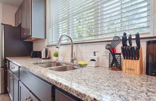 North Raleigh Apartamento | Luxe King 3 Bedroom Suite North Raleigh!