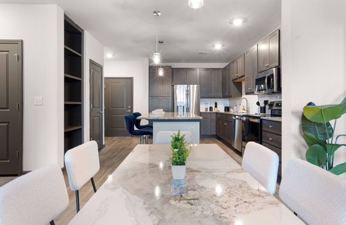 North Raleigh Apartamento | Luxe King 3BR Suite in North Raleigh