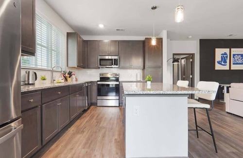 North Raleigh Apartamento | Luxe King 3BR Suite in North Raleigh!