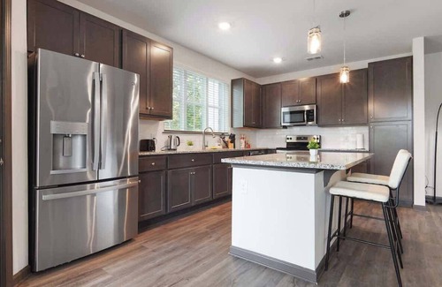 North Raleigh Apartamento | Luxe King 3BR Suite in North Raleigh!