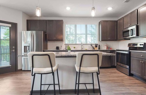 North Raleigh Apartamento | Luxe King 3BR Suite in North Raleigh!