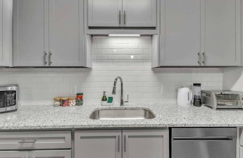 Hayes Apartamento | Luxe King 3BR Suite Mins to Downtown Durham!